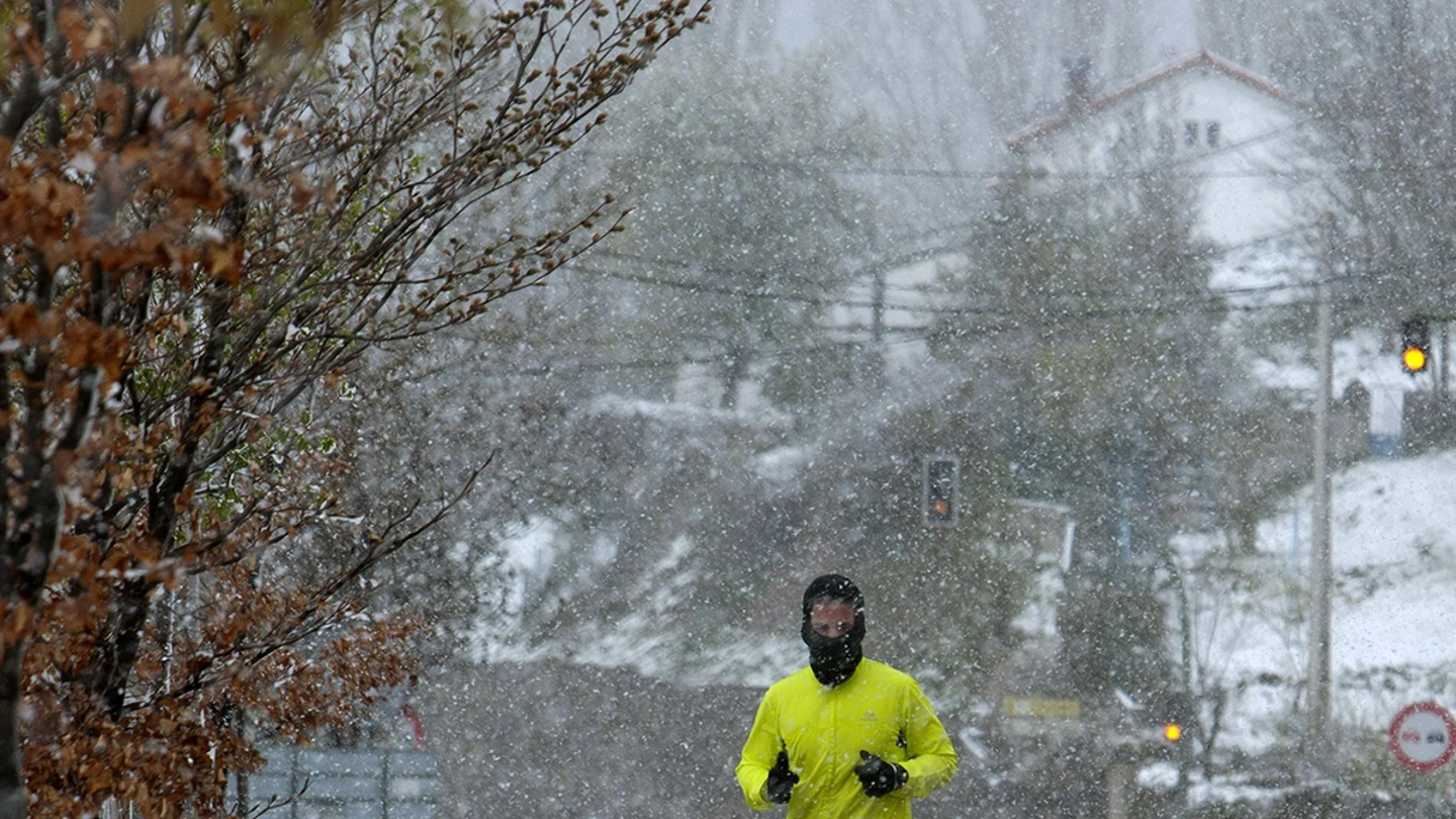 La nieve y las fuertes lluvias obligan a sacar la bufanda en media España La nieve y las fuertes lluvias obligan a sacar la bufanda en media España