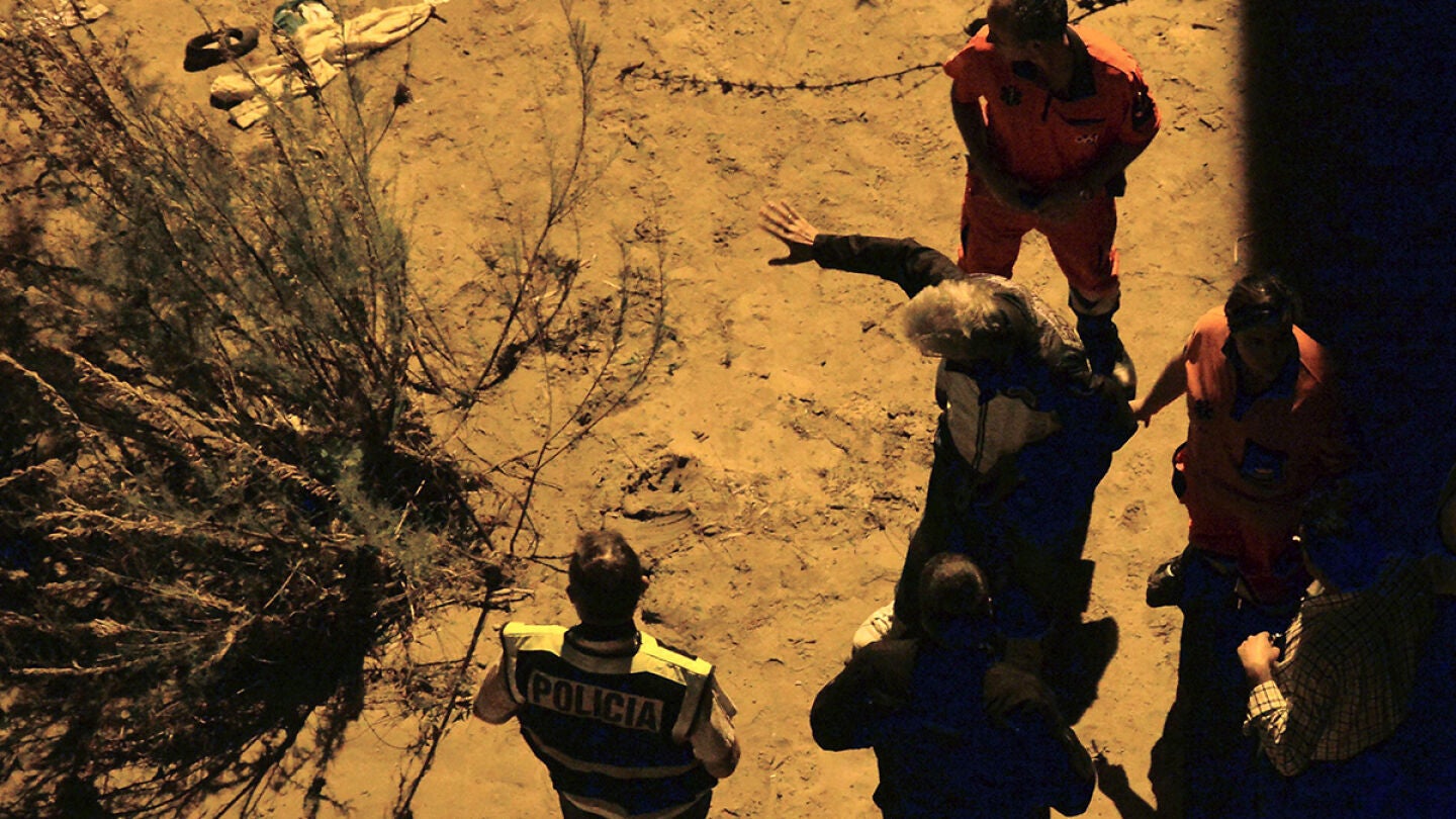 La Polic&iacute;a y los servicios m&eacute;dicos de Emergencias en el lugar donde se encontr&oacute; el cuerpo del ni&ntilde;o