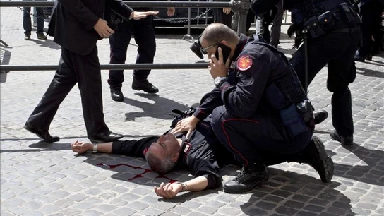 Un parado indignado con los políticos hiere a tres personas en un tiroteo en Roma Un parado indignado con los políticos hiere a tres personas en un tiroteo en Roma