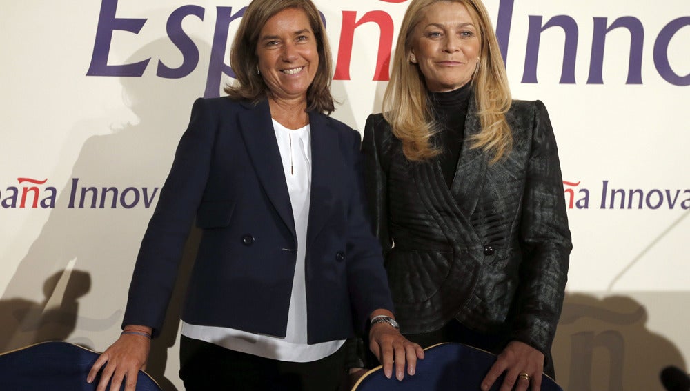 La ministra de Sanidad, Ana Mato, junto a la presidenta de Farmaindustria, Elvira Sanz.