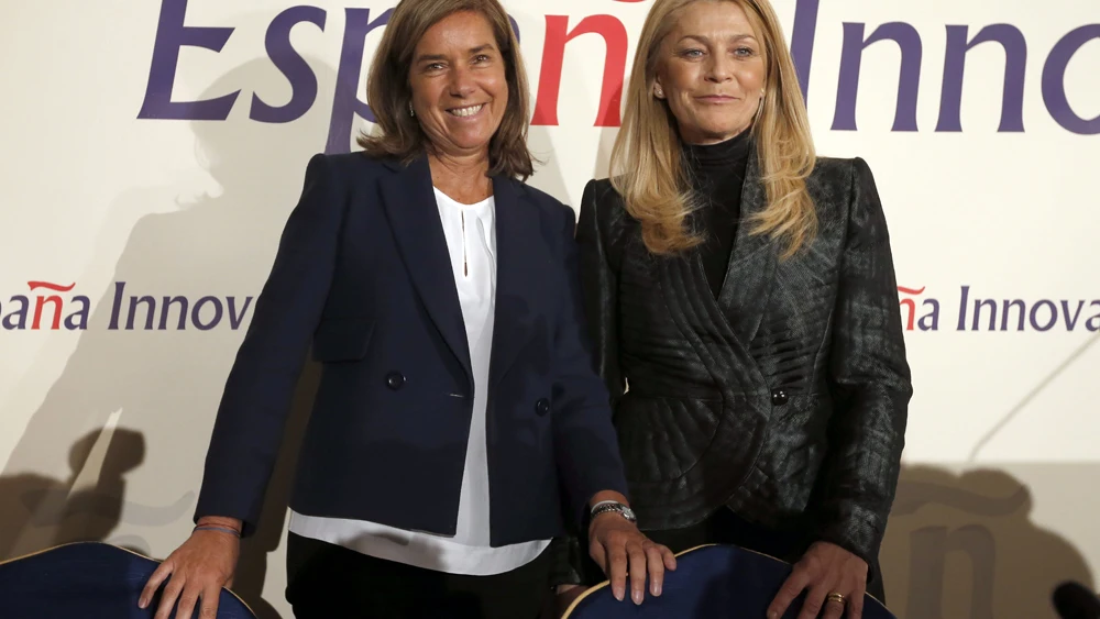 La ministra de Sanidad, Ana Mato, junto a la presidenta de Farmaindustria, Elvira Sanz.