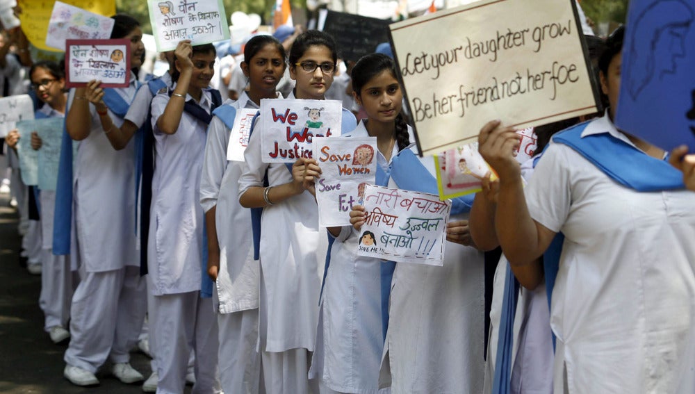 Estudiantes indias participando en un acto de protesta
