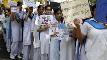 Estudiantes indias participando en un acto de protesta