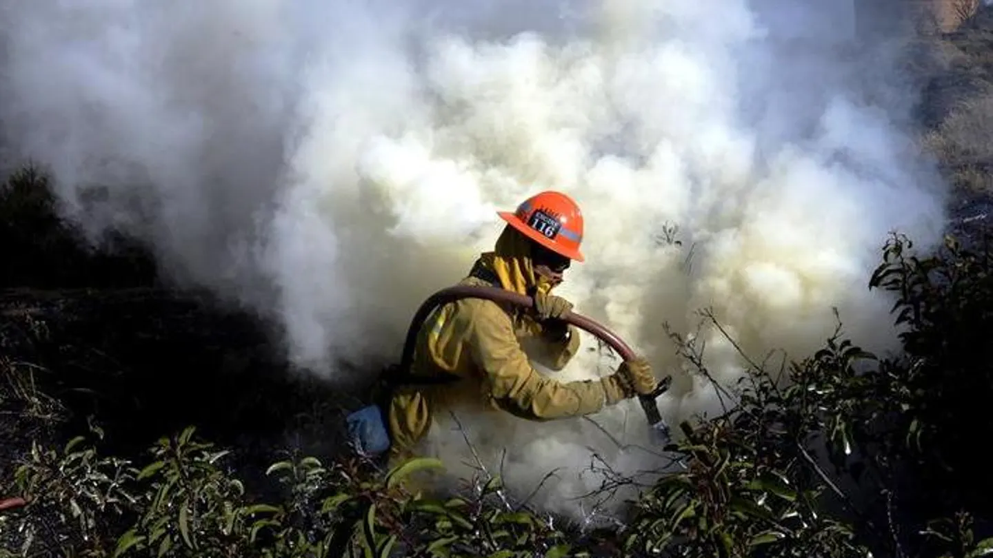Un bombero apaga el fuego en California Un bombero apaga el fuego en California
