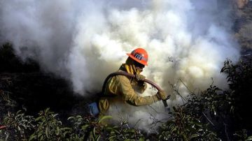 Un bombero apaga el fuego en California