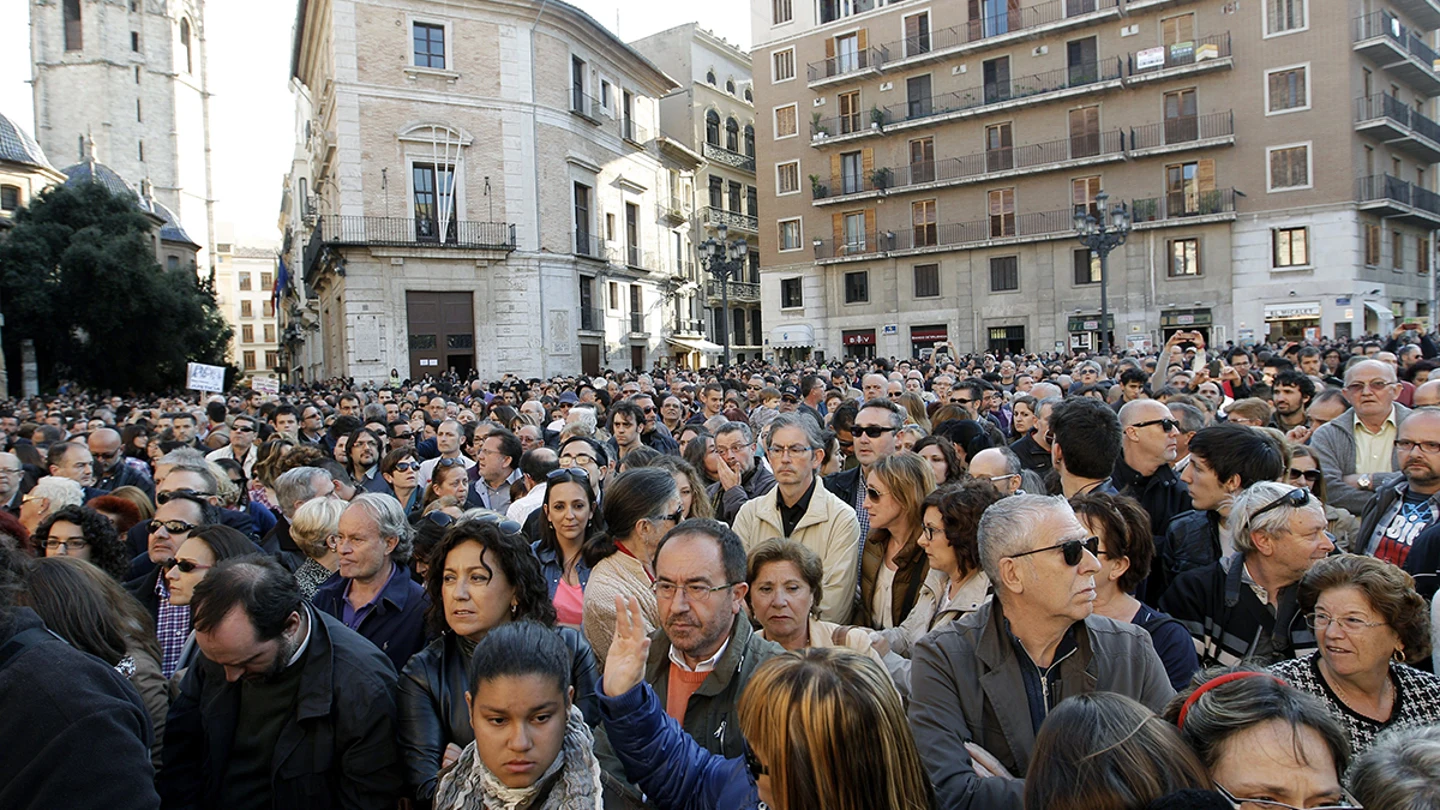 Multitudinaria concentración por las víctimas del Metro de Valencia Multitudinaria concentración por las víctimas del Metro de Valencia