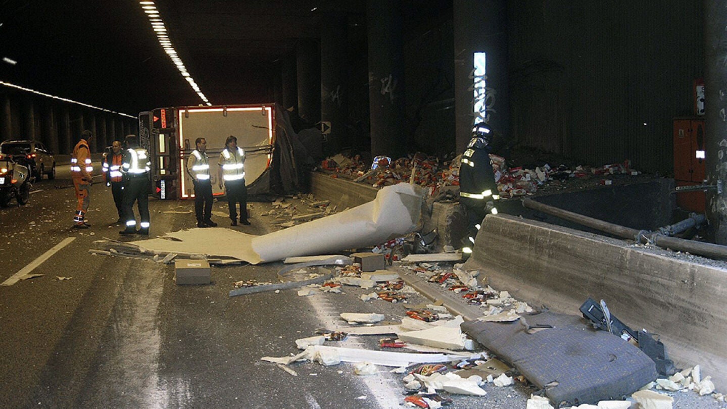 Accidente tras volcar un cami&oacute;n en la M-40 de Madrid