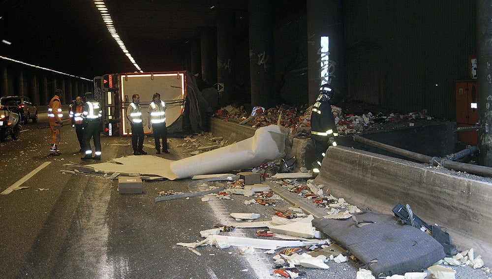 Accidente tras volcar un camión en la M-40 de Madrid