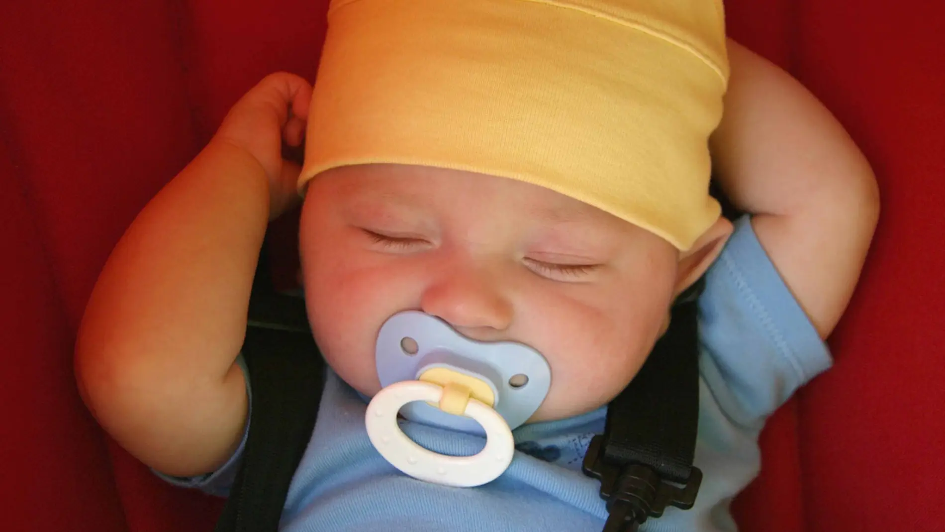 Un bebé durmiendo en su cuna