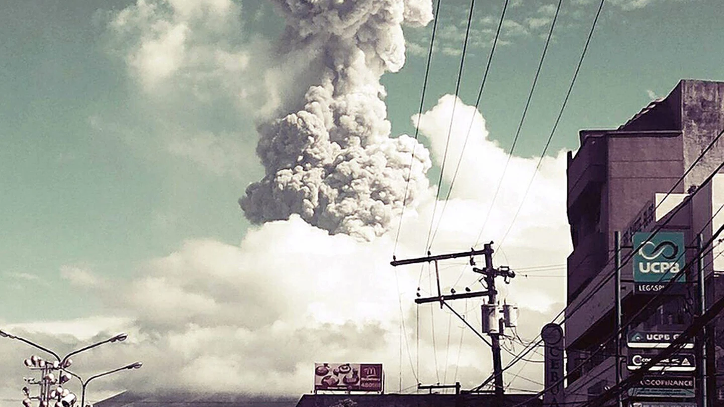 Fotografía del volcán de Mayón durante la explosión Fotografía del volcán de Mayón durante la explosión