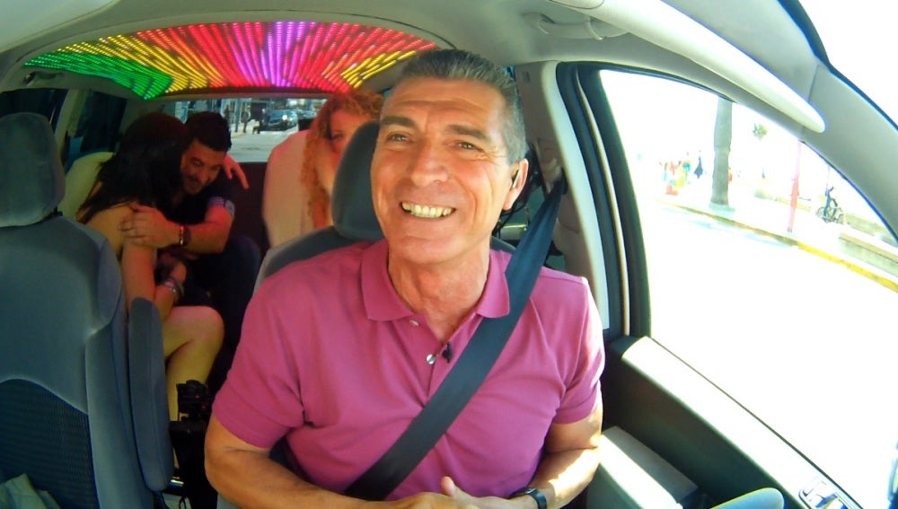 Manolo Sarria dentro del coche de 'Taxi'