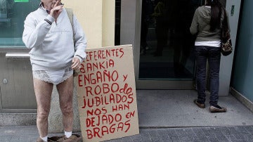 Protesta en paños menores ante Bankia