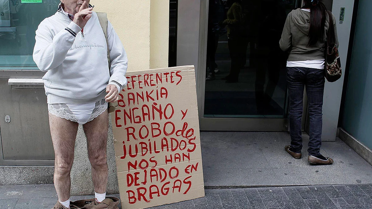 Protesta en paños menores ante Bankia