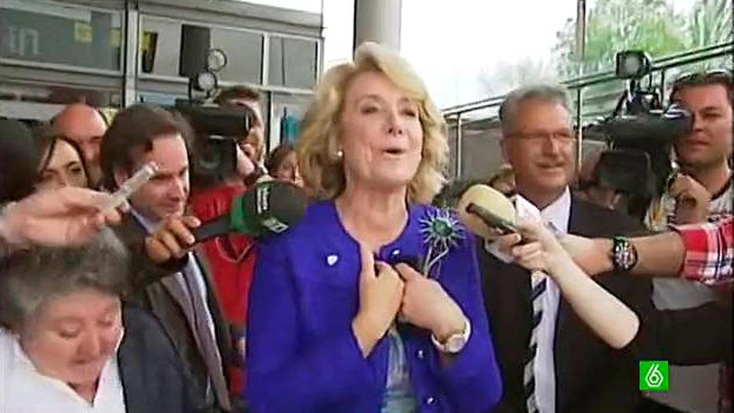 Esperanza Aguirre responde a manifestantes castristas Esperanza Aguirre responde a manifestantes castristas