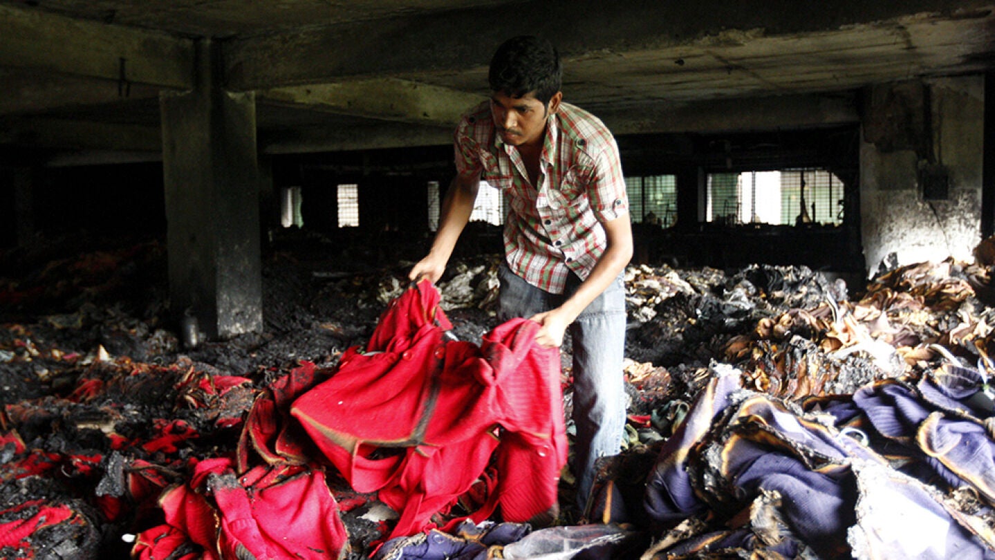 Restos del incendio de la f&aacute;brica textil