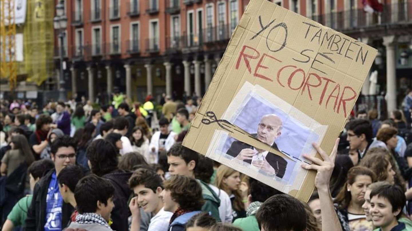 Participantes en una manifestaci&oacute;n en contra de la Ley Org&aacute;nica de Mejora de la Calidad Educativa (LOMCE) 