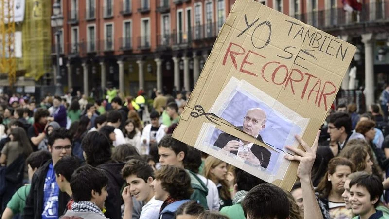 Participantes en una manifestación en contra de la Ley Orgánica de Mejora de la Calidad Educativa (LOMCE) 