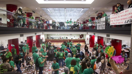 Miembros de la PAH ocupando la sede del Banco Popular en Barcelona Miembros de la PAH ocupando la sede del Banco Popular en Barcelona