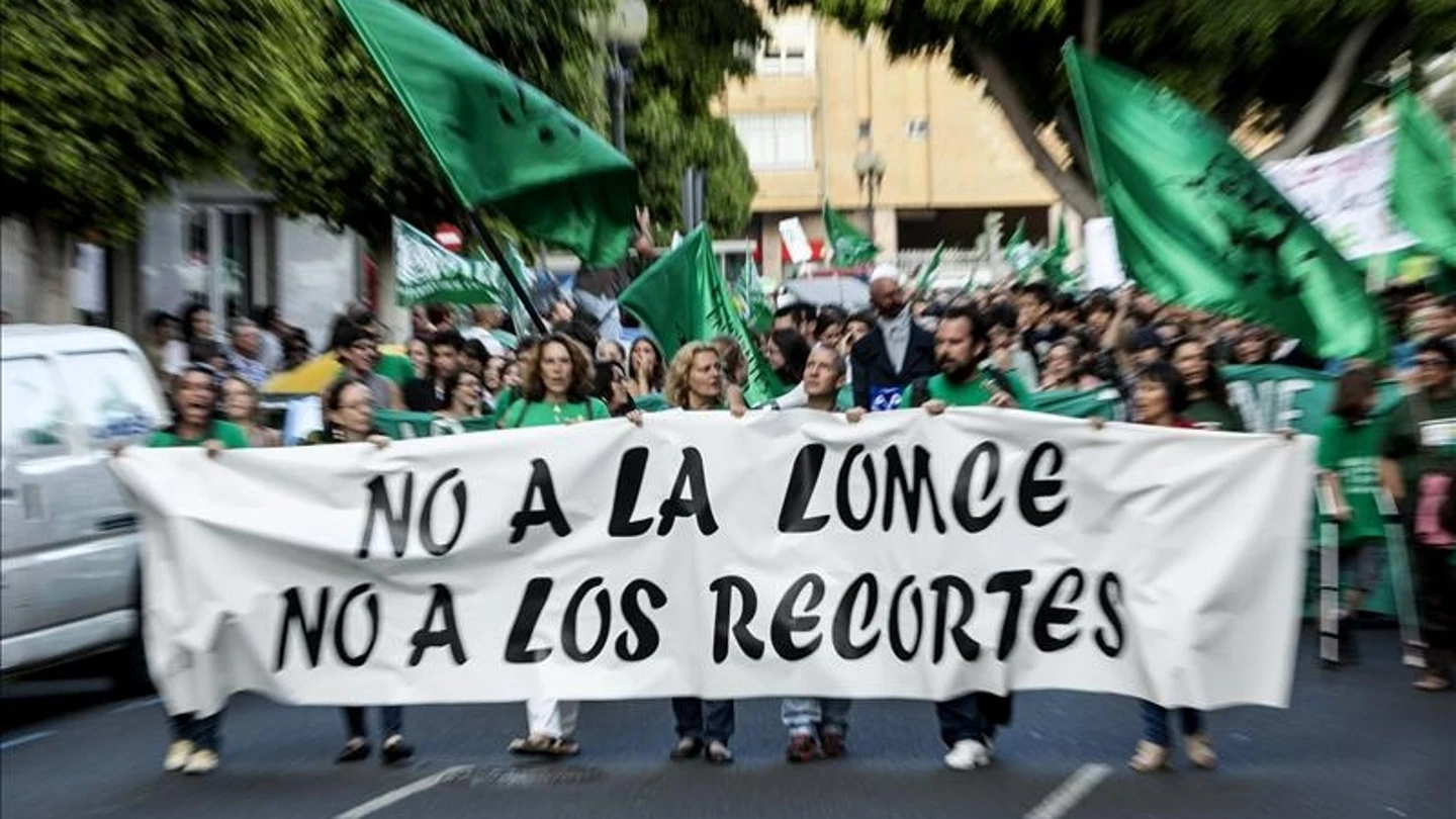 Varias personas sostienen una pancarta durante la manifestación Varias personas sostienen una pancarta durante la manifestación