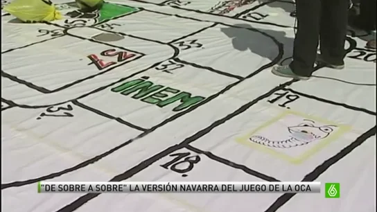 De sobre a sobre, el particular juego en Pamplona para protestar por los recortes y la crisis De sobre a sobre, el particular juego en Pamplona para protestar por los recortes y la crisis