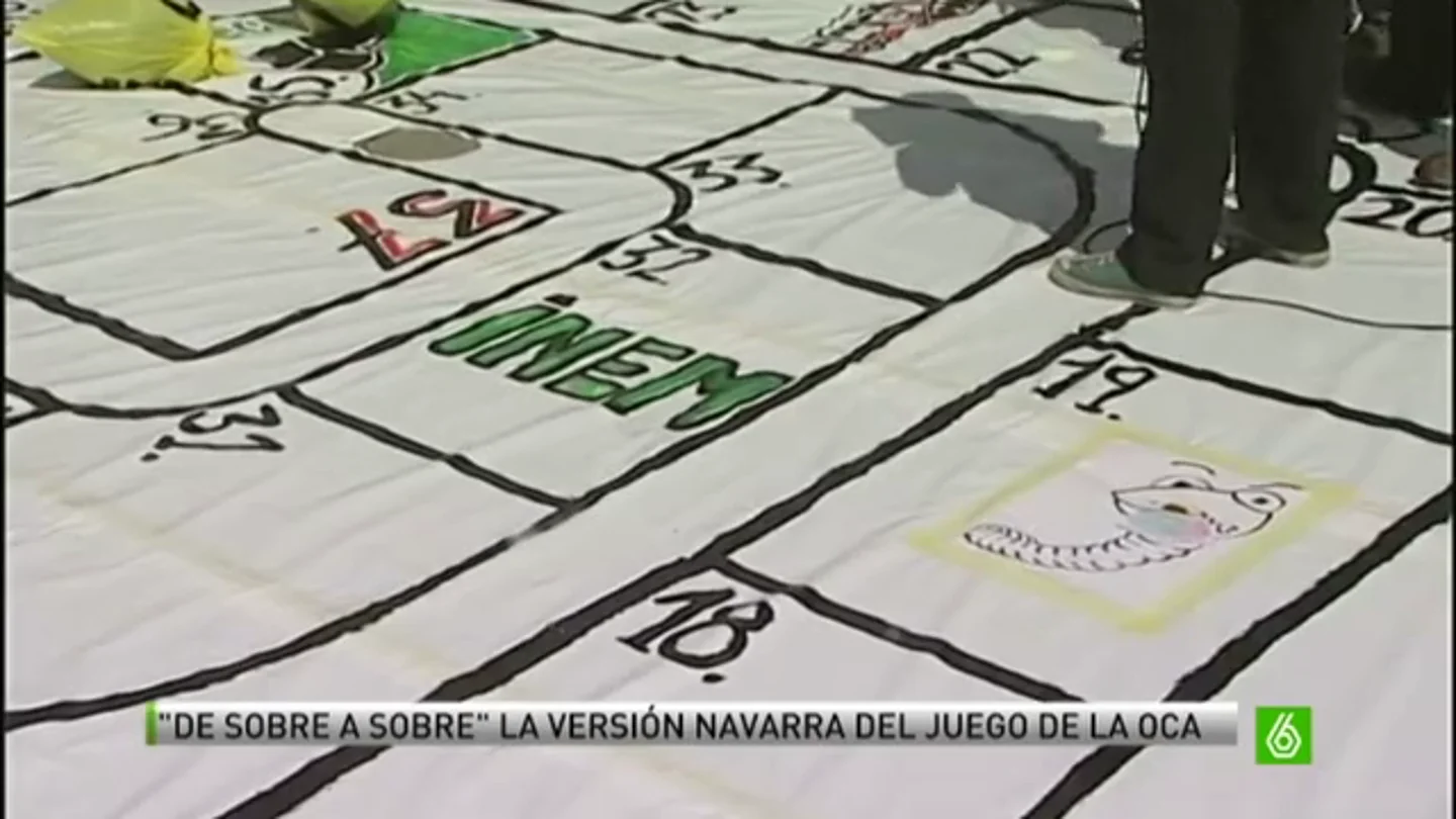 De sobre a sobre, el particular juego en Pamplona para protestar por los recortes y la crisis De sobre a sobre, el particular juego en Pamplona para protestar por los recortes y la crisis