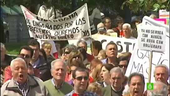 Un millar de afectados por las preferentes se manifiestan en Santander Un millar de afectados por las preferentes se manifiestan en Santander