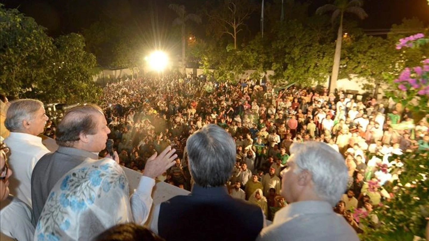 Nawaz Sharif, saluda a sus seguidores tras conocerse vencedor. Nawaz Sharif, saluda a sus seguidores tras conocerse vencedor.