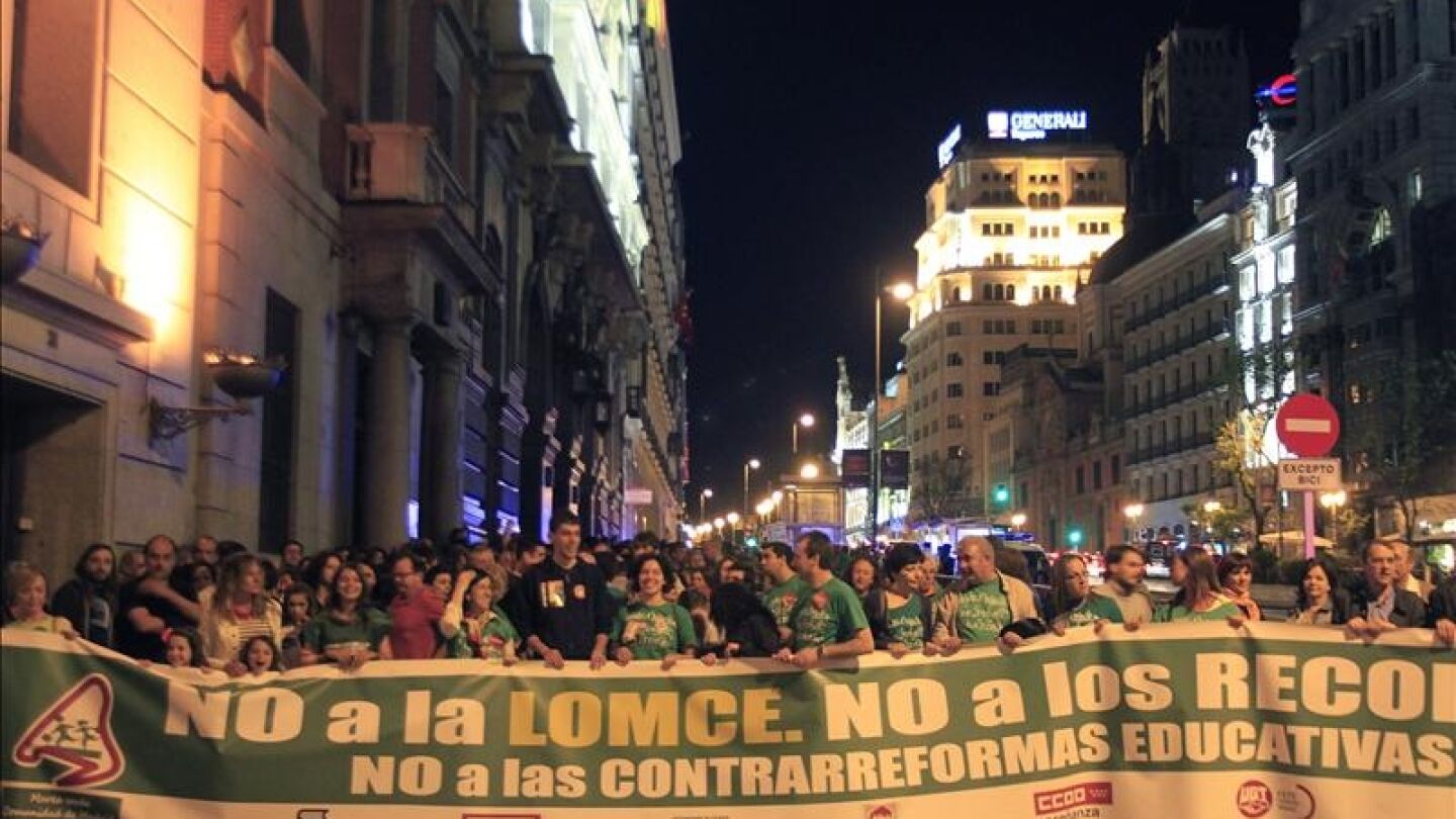 La comunidad educativa muestra su rechazo a la reforma en marchas nocturnas.