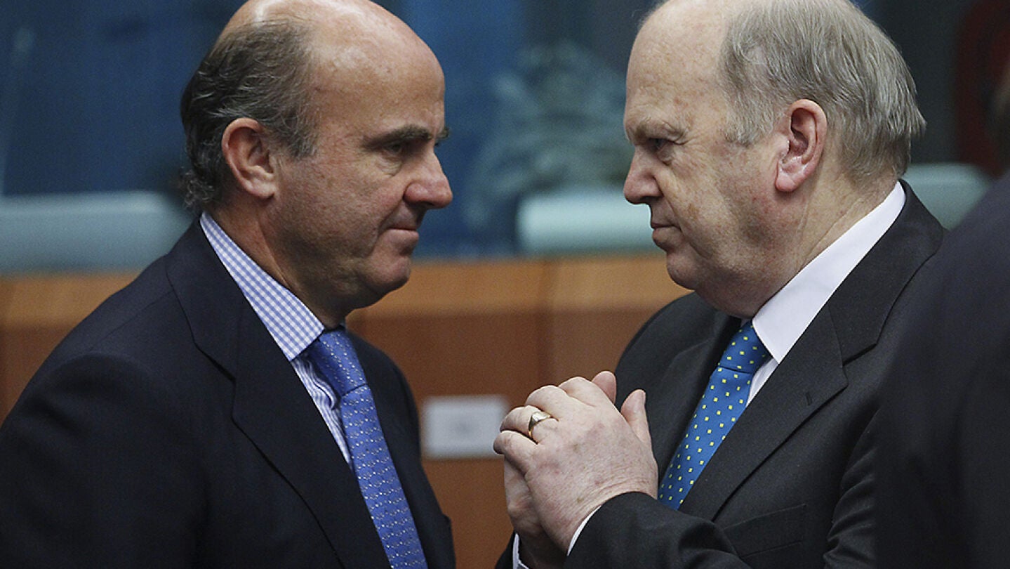 De Guindos, conversa con su hom&oacute;logo irland&eacute;s Michael Noonan