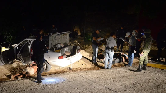 Agentes estatales y peritos forenses investigan la zona donde fueron localizados los cuerpos. Agentes estatales y peritos forenses investigan la zona donde fueron localizados los cuerpos.