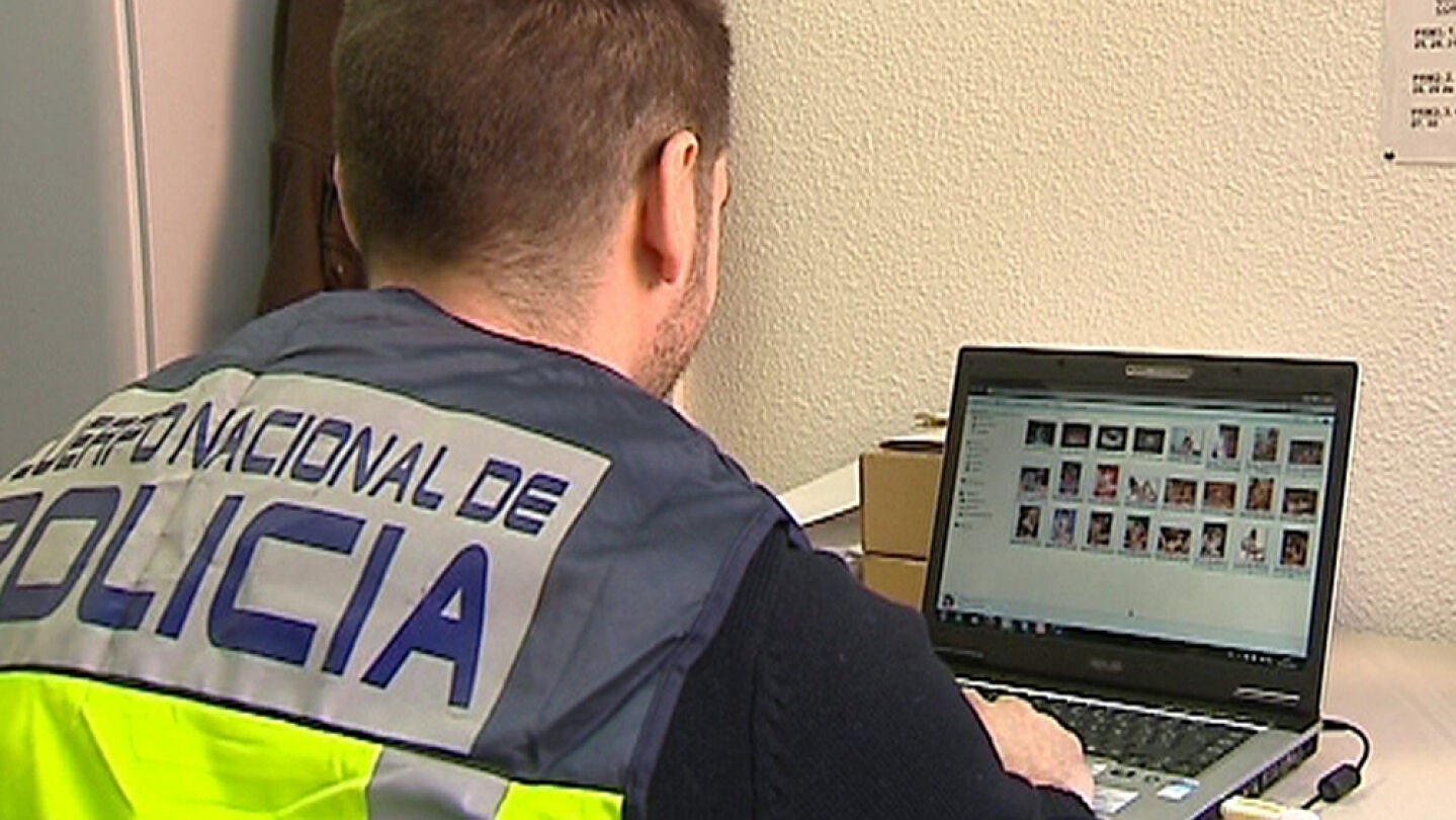 Un polic&iacute;a durante una investigaci&oacute;n contra la pornograf&iacute;a infantil.