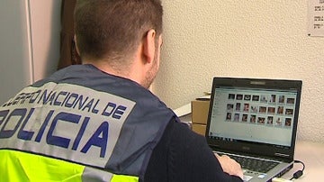 Un policía durante una investigación contra la pornografía infantil.