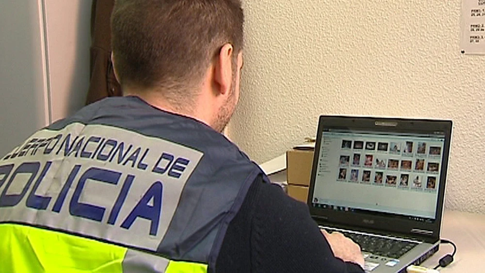 Un policía durante una investigación contra la pornografía infantil. Un policía durante una investigación contra la pornografía infantil.
