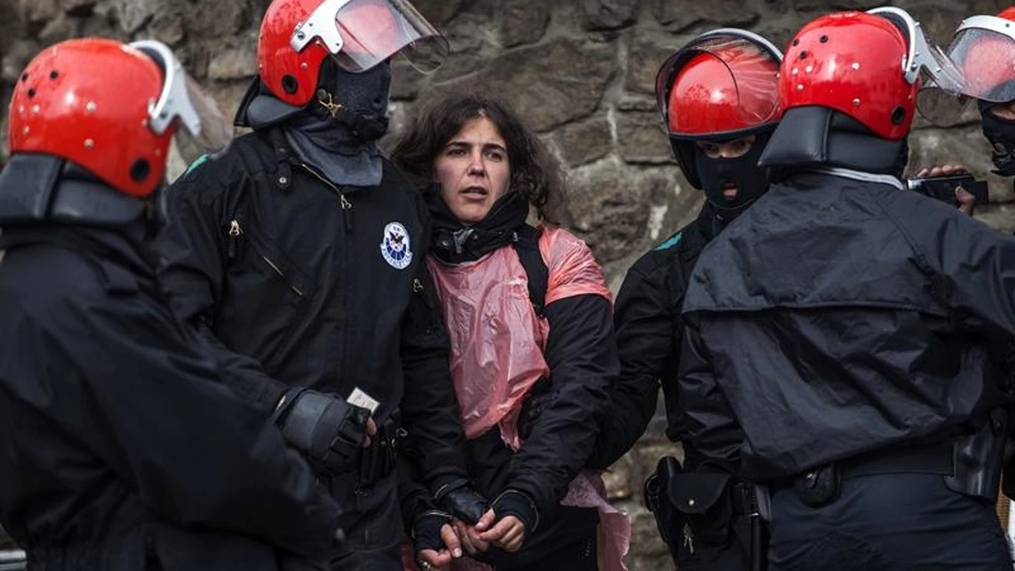 La colaboradora de ETA Urtza Alkorta, en el momento de su detención por agentes de la Ertzaintza La colaboradora de ETA Urtza Alkorta, en el momento de su detención por agentes de la Ertzaintza
