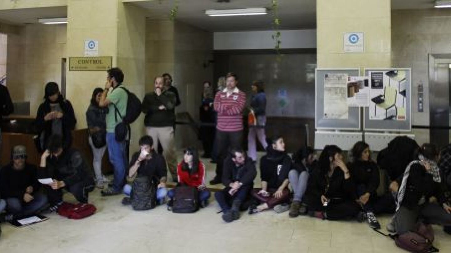 Encierro en la UCM contra la expulsi&oacute;n de alumnos