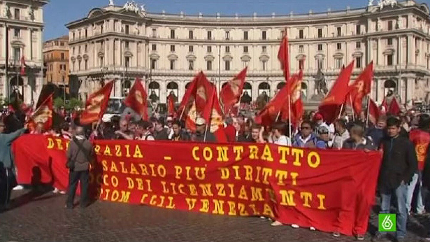 Miles de italianos toman las calles de Roma contra la austeridad