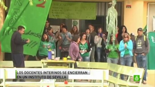 Medio centenar de profesores interinos se encierran de forma indefinida en Sevilla