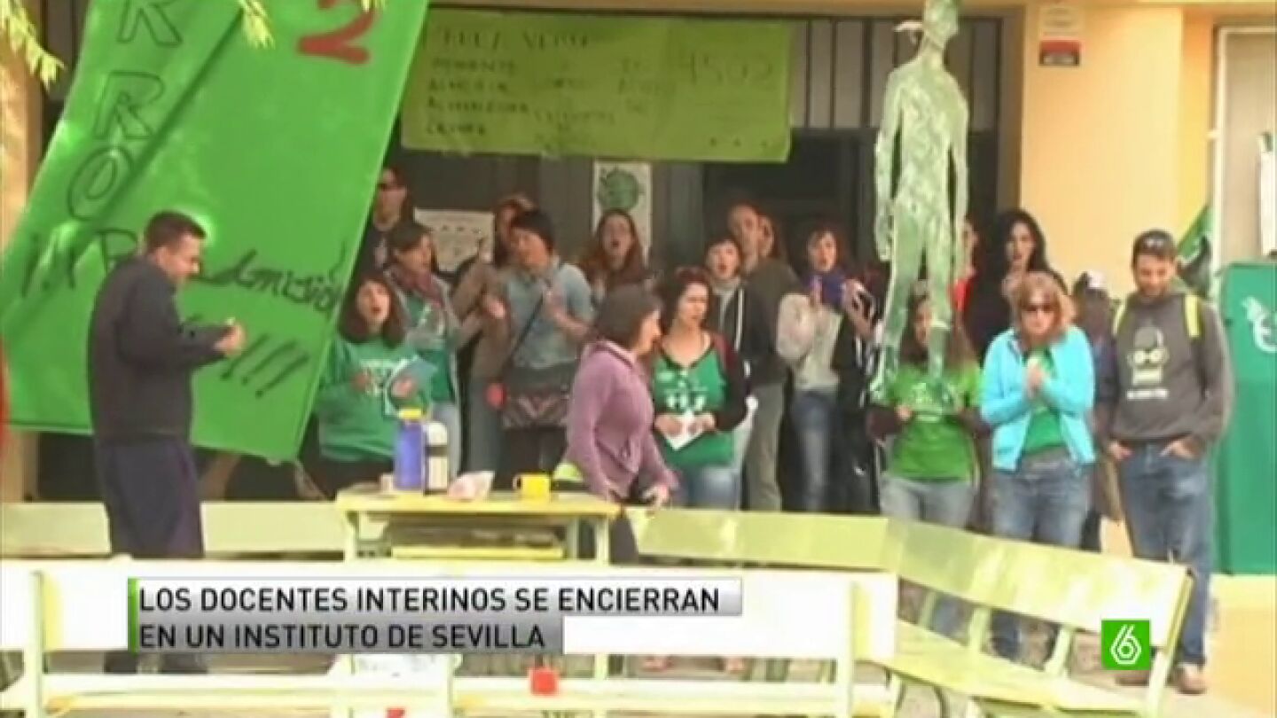 Medio centenar de profesores interinos se encierran de forma indefinida en Sevilla