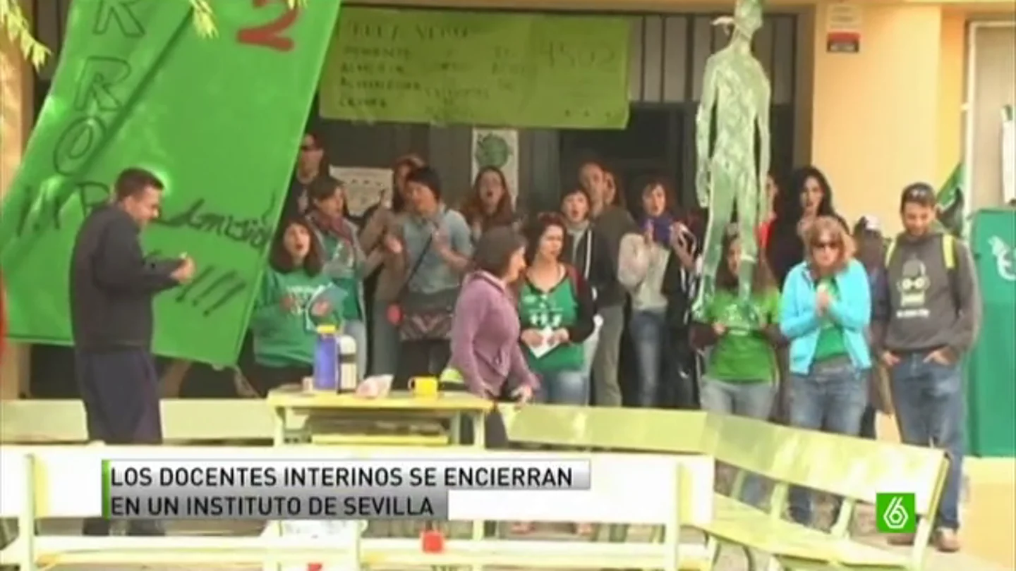 Medio centenar de profesores interinos se encierran de forma indefinida en Sevilla Medio centenar de profesores interinos se encierran de forma indefinida en Sevilla