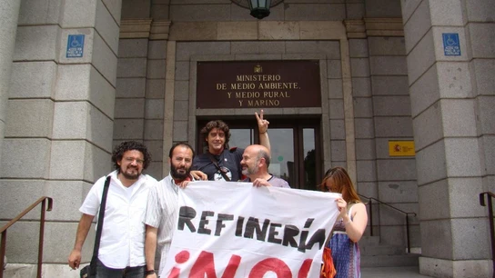 Cinco personas muestran una pancarta en la que rechazan la refinería Cinco personas muestran una pancarta en la que rechazan la refinería