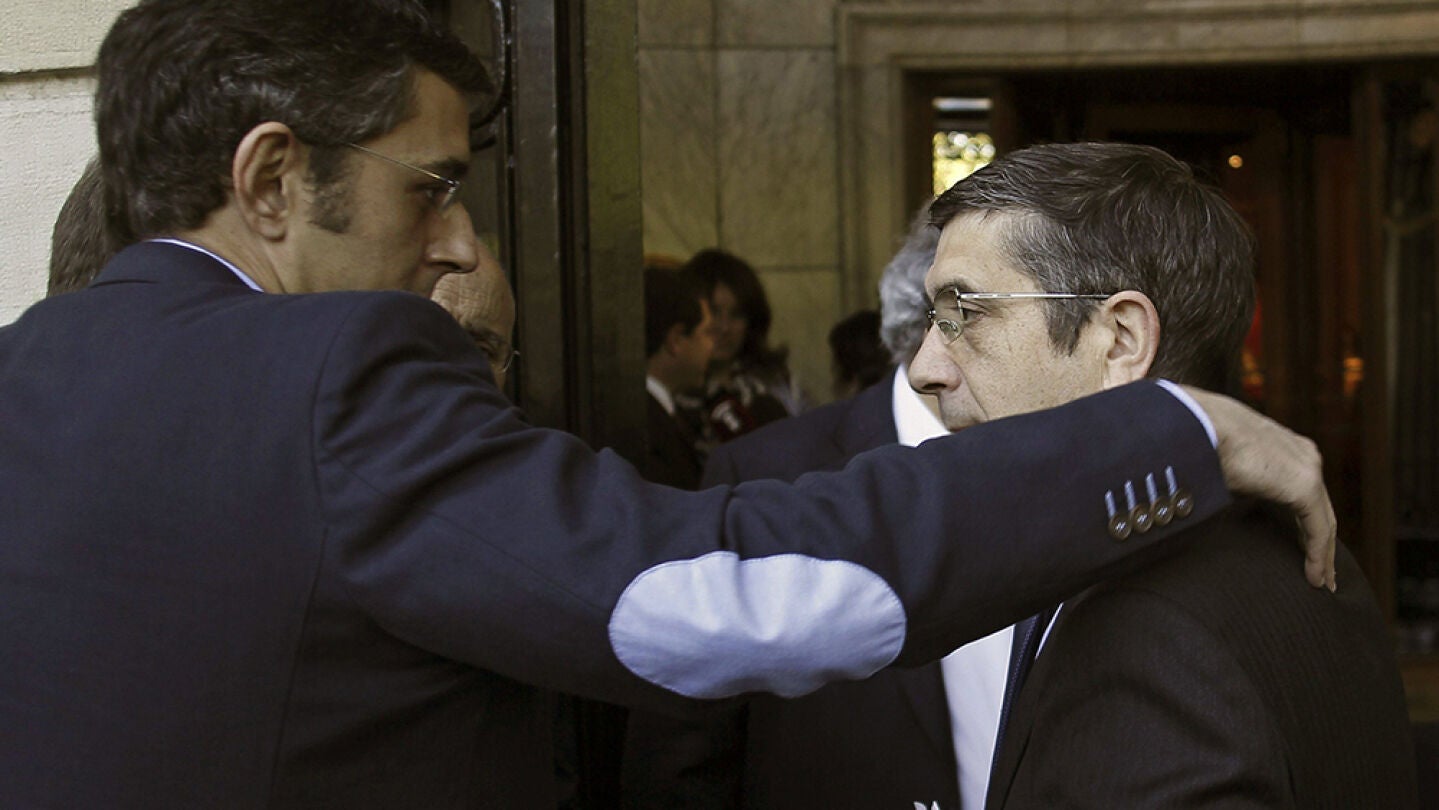 El secretario general del PSE, Patxi L&oacute;pez, conversa con el secretario general del grupo socialista en el Congreso, Eduardo Madina