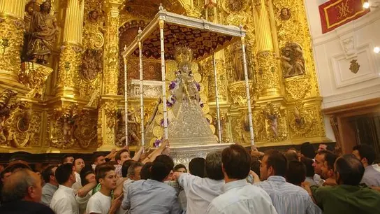 La Virgen del Rocío sale en procesión después de un tranquilo salto de la reja en Almonte La Virgen del Rocío sale en procesión después de un tranquilo salto de la reja en Almonte