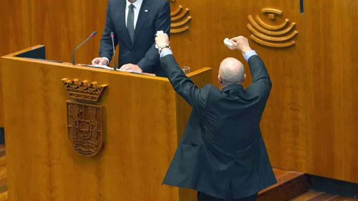 El exdiputado regional de IU Agustín Real hace burla a Monago El exdiputado regional de IU Agustín Real hace burla a Monago