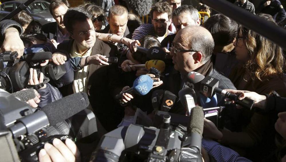 Santiago Abascal rodeado por los medios