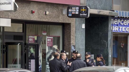 Polic&iacute;a en las inmediaciones de la sucursal