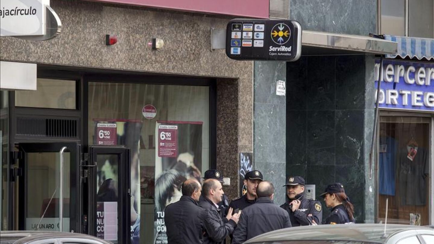 Polic&iacute;a en las inmediaciones de la sucursal
