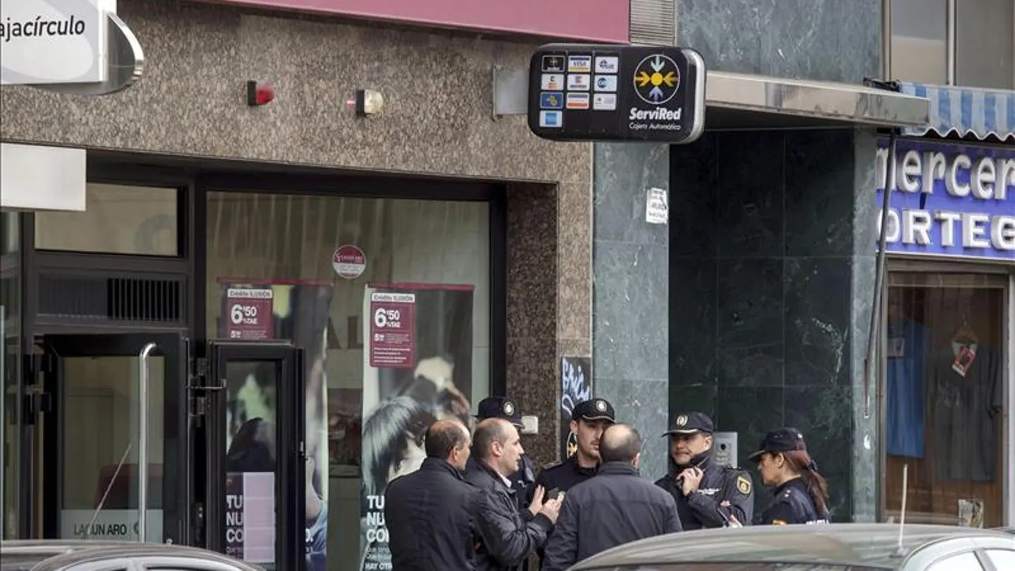 Policía en las inmediaciones de la sucursal Policía en las inmediaciones de la sucursal