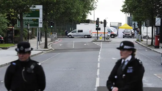 Dos policías próximos al lugar del suceso Dos policías próximos al lugar del suceso
