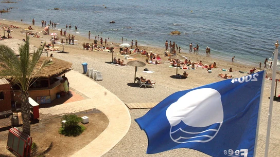 Vista de la playa de la Ribera en Ceuta, con la bandera azul en primer plano Vista de la playa de la Ribera en Ceuta, con la bandera azul en primer plano