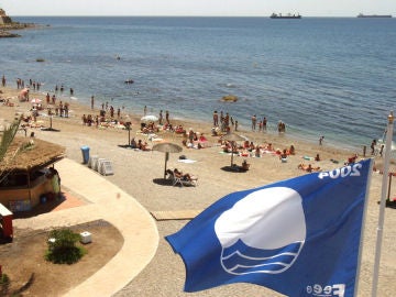Vista de la playa de la Ribera en Ceuta, con la bandera azul en primer plano Vista de la playa de la Ribera en Ceuta, con la bandera azul en primer plano